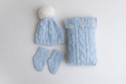 Conjunto Travesseiro Tricot  + Gorro Pompom + Meia  - Azul