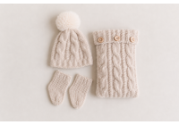 Conjunto Travesseiro Tricot + Gorro Pompom + Meia - Bege Claro Conjunto Travesseiro Tricot + Gorro Pompom + Meia - Bege Claro