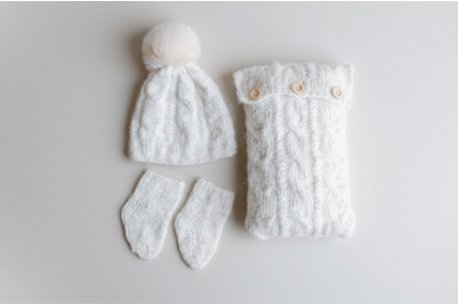 Conjunto Travesseiro Tricot  + Gorro Pompom + Meia  - Branco Mescla