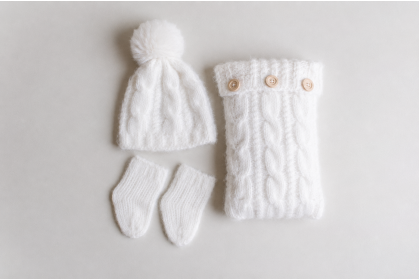 Conjunto Travesseiro Tricot  + Gorro Pompom + Meia  - Branco Neve