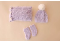 Conjunto Travesseiro Tricot + Gorro Pompom + Meia - Lilás Conjunto Travesseiro Tricot + Gorro Pompom + Meia - Lilás