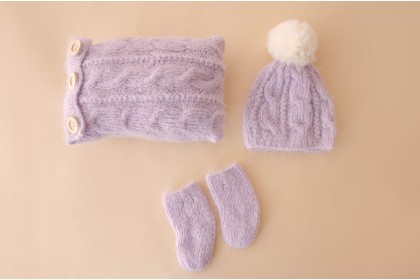 Conjunto Travesseiro Tricot + Gorro Pompom + Meia - Lilás Conjunto Travesseiro Tricot + Gorro Pompom + Meia - Lilás