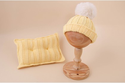 Conjunto Travesseiro Tricot  + Gorro Pompom - Amarelo