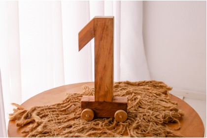 Número 1 em Madeira Rústica C/ Rodinhas Número 1 em Madeira Rústica C/ Rodinhas