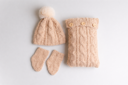 Conjunto Travesseiro Tricot + Gorro Pompom + Meia - Canela Conjunto Travesseiro Tricot + Gorro Pompom + Meia - Canela